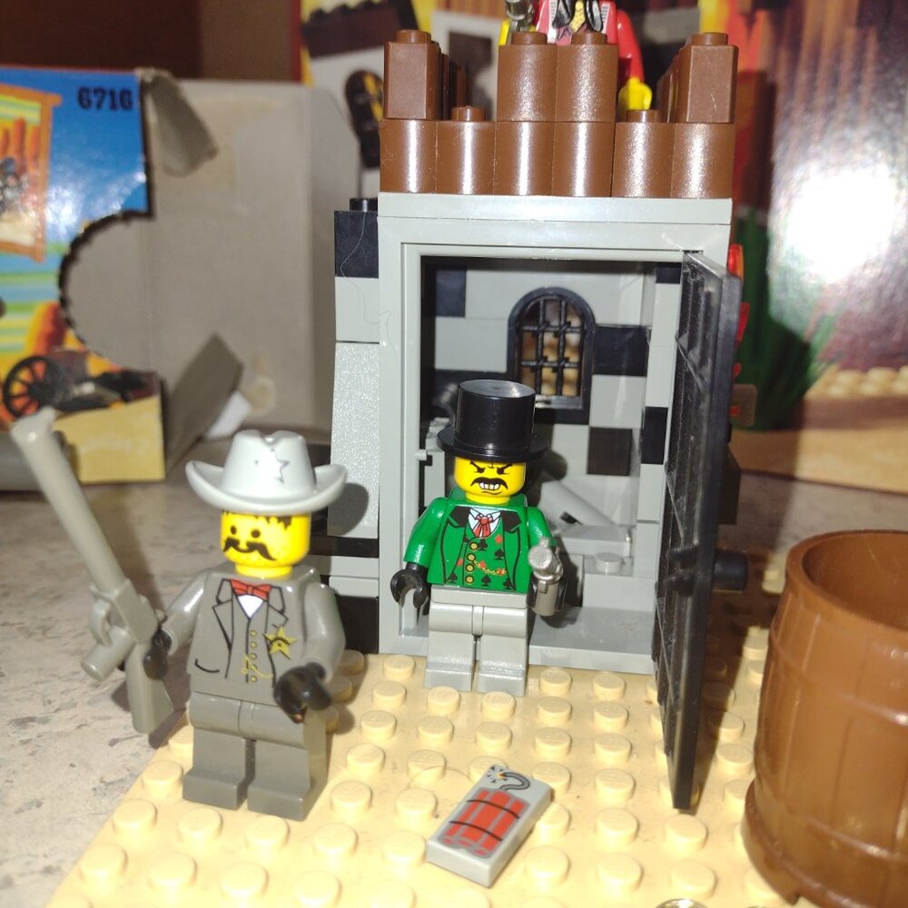 Like new Lego Sheriff's Lock Up Prison w Exploding Jail Cell, retired w orig box - Picture 5 of 15